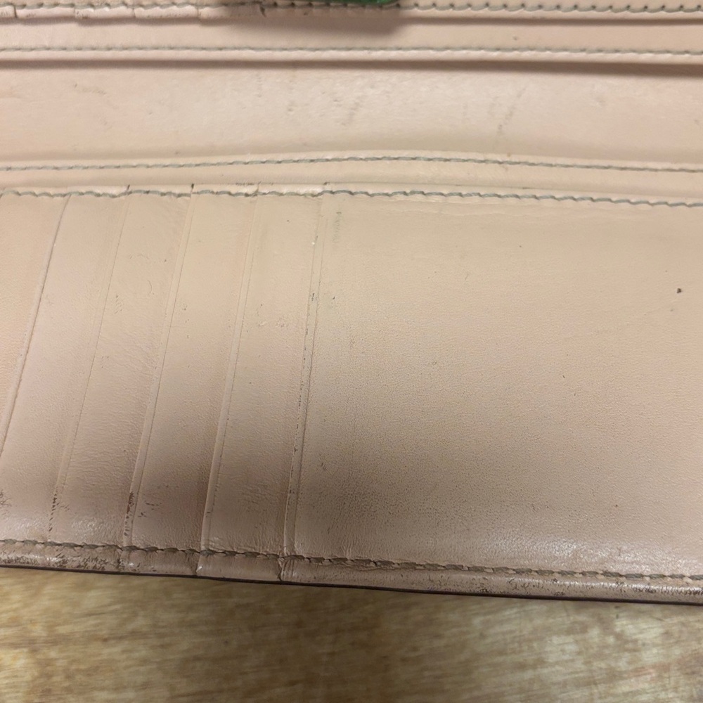 “” SOLD” 



Kate Spade Vibrant Green Wallet - Picture 8 of 13